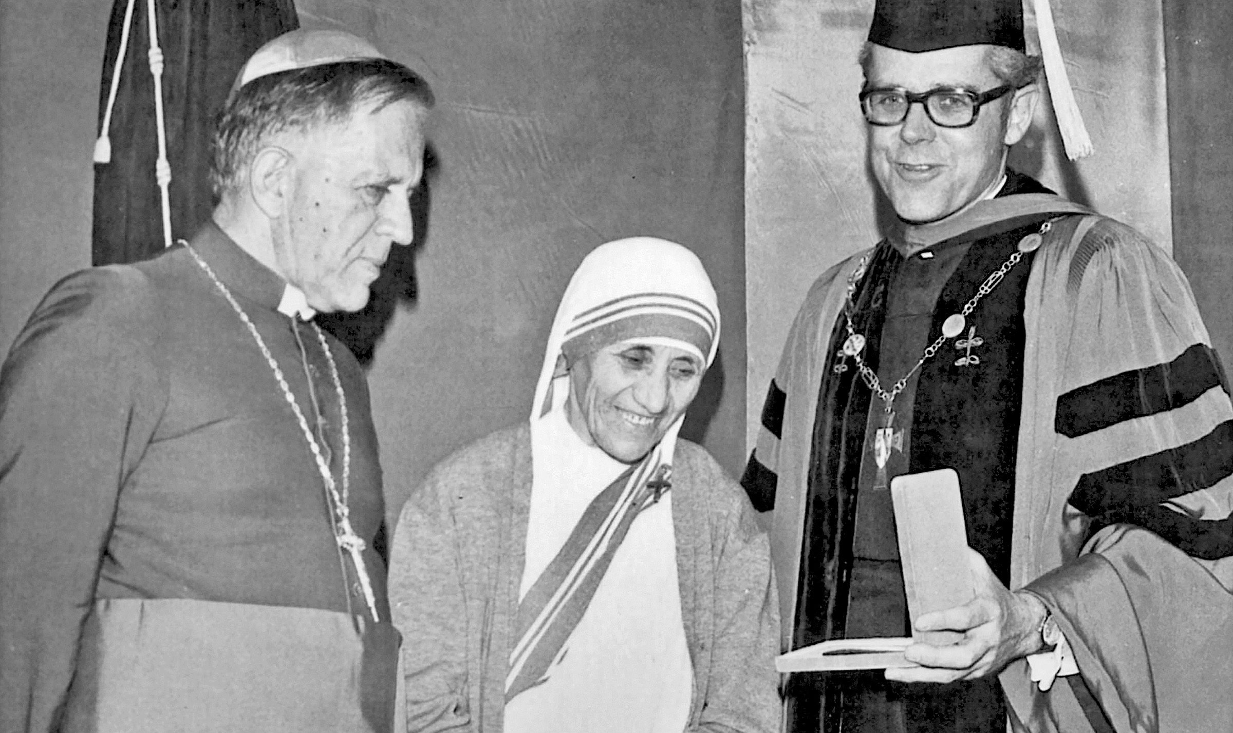 Mother Teresa receives the 1976 Poverello Medal from Fr. Scanlan.